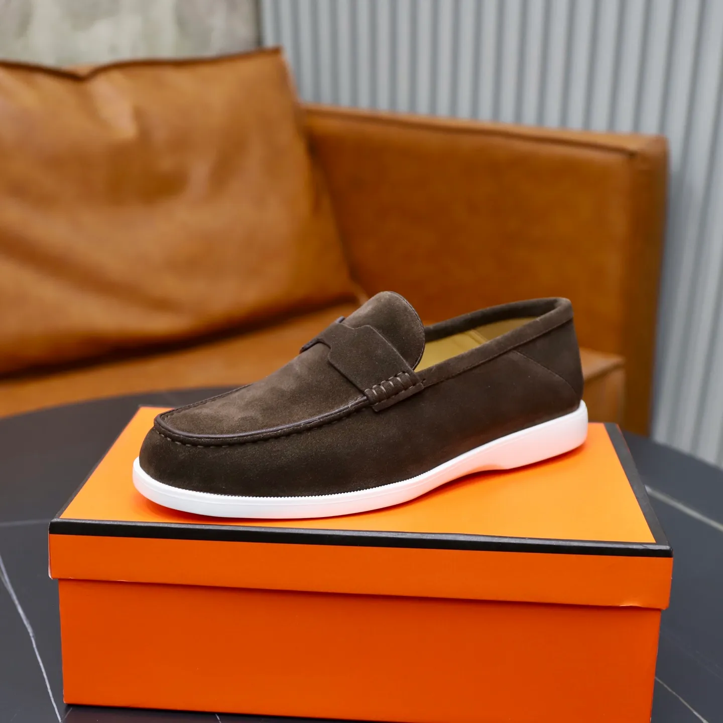 Ex-factory price: 540💰Hermès/Hermès slip-on men's shoes. This shoe is made of imported cow suede leather, with simple and smooth lines, and a 3CM rubber foam ultra-light sole combined with aerodynamic design! Youthful and fashionable, H button decoration, contrasting leather embellishment on the heel, calf lining to gently wrap your feet, with embossed logo cowhide feet, leather rock strips, casual and urban style, highlighting youthful vitality, sports and leisure version, super versatile Size number: 38-39-40-41-42-43-44 Standard leather shoe size (45 can be customized but does not support returns)